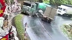 Video: Xe tải đâm trực diện xe ben gây ùn tắc nhiều kilomét