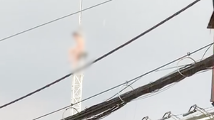 Video: Nam thanh niên đu đưa trên cột phát sóng cao hàng chục mét dưới trời mưa lớn ở Gò Vấp