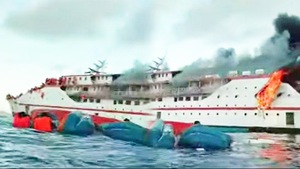 Video: Tàu chở gần 200 người bốc cháy, nhiều hành khách nhảy xuống biển thoát thân