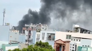 Video: Cháy nhà trong hẻm ở đường Lạc Long Quân, quận 11 làm 8 người thiệt mạng