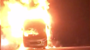 Video: Xe khách giường nằm bốc cháy trong đêm, nhiều người thoát nạn trong gang tấc