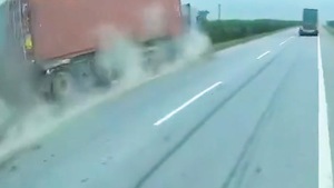 Video: Tài xế ngủ gật, xe container cày hơn 100 mét trên cao tốc