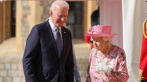 Video: Tổng thống Joe Biden nói Nữ hoàng Anh giống mẹ của mình vì sự bao dung