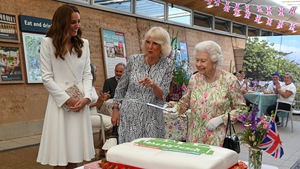 Video: Khoảnh khắc nữ hoàng Anh cắt bánh kem bằng kiếm thu hút triệu lượt view