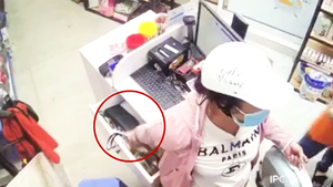 Video: Chiêu trò 'cong tay' trộm tiền tại cửa hàng ở TP.HCM