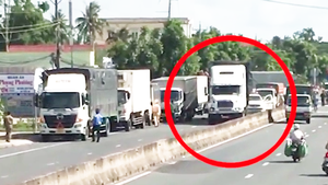 Video: Hàng chục cảnh sát rượt đuổi tài xế xe đầu kéo gây náo loạn trên đường phố ở Sóc Trăng