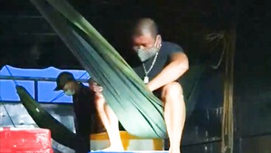 Video: Phát hiện 2 người 'chui' trên thùng xe tải chở hải sản từ Quảng Ninh về Sơn La