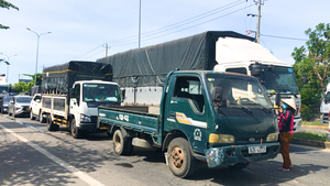 Video: Xe tải ùn ứ tại chốt kiểm soát dịch ở Đà Nẵng