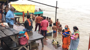 Video: Chưa hết ám ảnh COVID-19, người Ấn lại đổ về sông Hằng tắm rửa để được thần linh phù hộ