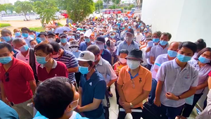 Video: Dòng người chờ tiêm vắc xin COVID-19 tại Nhà thi đấu Phú Thọ
