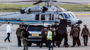 Video: Chi chít vết đạn bắn vào trực thăng chở Tổng thống Colombia
