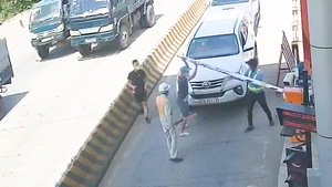 Video: Nhóm tài xế đi ngược chiều, bẻ gãy barie của trạm thu phí ở Khánh Hòa