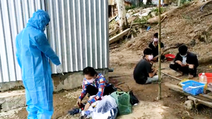 Video: 5 người từ Campuchia nhập cảnh trái phép về Việt Nam, 1 người dương tính COVID-19