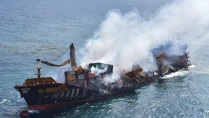 Video: Tàu chở 1.486 container bốc cháy 2 tuần, đang chìm xuống biển Sri Lanka