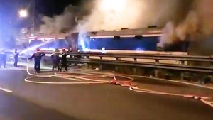 Video: Dập tắt đám cháy trên toa tàu đang chạy lúc giữa đêm tại Đà Nẵng