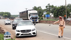 Video: Nhiều tài xế quay đầu xe khi biết vào Bình Phước phải tự cách ly 21 ngày