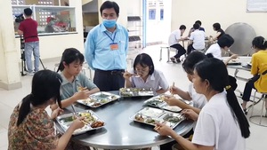 Video: Thí sinh, phụ huynh được ăn ở miễn phí tại điểm thi vào lớp 10 đặc biệt ở Huế