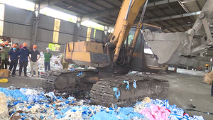 Video: Nghiền nát 18 tấn hàng hóa không rõ nguồn gốc ở Hà Nội