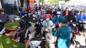 Video: Sáng 10-7, chốt kiểm soát tại Gò Vấp bị ùn tắc