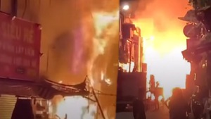 Video: Cháy lớn trong khu phong tỏa ở quận 3, gây thiệt hại 5 căn nhà