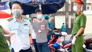 Video: Đi rút tiền bị phạt 1 triệu vì 'ra đường không có lý do chính đáng', luật sư nói phạt sai