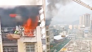 Video: Dùng cần cẩu cứu cậu bé kẹt trong căn hộ tầng 7 đang bốc cháy