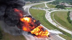 Video: Xe bồn chở nhiên liệu cày dải phân cách, trở thành 'quả bom lửa' trên cao tốc