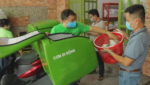 Góc nhìn trưa nay | Đội hình xe ôm đội nắng mưa phát cơm cho người nghèo mùa COVID-19