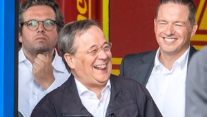 Video: Thống đốc bang xin lỗi vì cười khi đi thăm vùng lũ tại Đức