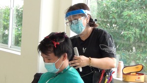 Video: Bệnh viện Chợ Rẫy mời thợ đến cắt tóc cho nhân viên trong mùa dịch
