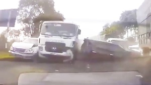 Video: Hàng loạt xe đâm liên hoàn trên quốc lộ, phải dùng máy cắt đưa người ra ngoài, 1 nạn nhân đã tử vong