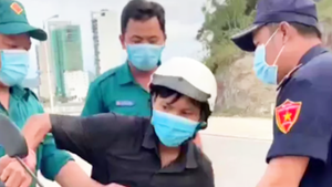 Video: Xin lỗi, trả xe máy, không xử phạt hành chính người đi mua bánh mì ở Nha Trang