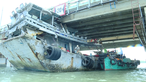 Video: Giải cứu tàu cá bị kẹt gầm cầu ở Vũng Tàu