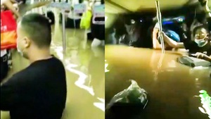 Video: Hành khách ngập hơn nửa người trong tàu điện ngầm ở Trung Quốc