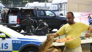 Video: Tù nhân bắt bảo vệ nhà giam làm con tin, đòi chuộc bằng 20 bánh pizza