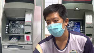 Video: Tức giận máy không nhận thẻ, đập bể 2 màn hình ATM