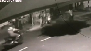 Video: Trộm chó xịt hơi cay, giành giật chó với chủ nhà ở Hóc Môn