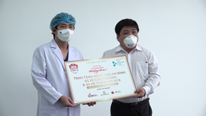 Video: ‘Sài Gòn thương nhau’ cùng Tuổi Trẻ trao xe cứu thương, máy xét nghiệm cho Bệnh viện An Bình