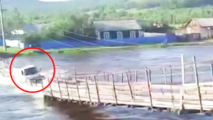 Video: Khoảng khắc cầu sập, nước lũ cuốn trôi chiếc xe tải xuống sông