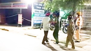 Video: Người đàn ông có biểu hiện say rượu, dọa ‘kêu người tới đánh’ công an