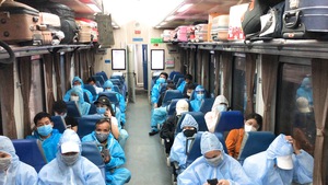 Video: Trên chuyến tàu đặc biệt đưa hàng trăm người dân Hà Tĩnh về quê
