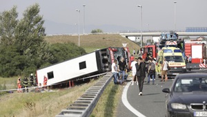 Video: Xe buýt lật trên cao tốc, 10 người chết, ít nhất 44 người bị thương ở Croatia