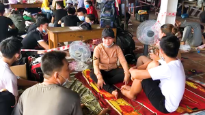 Video: Chiều 28-7, hàng ngàn người về quê vạ vật chờ qua chốt tại Thừa Thiên Huế