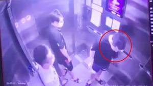 Video: Đề nghị xử phạt thanh niên khạc nhổ, vứt khẩu trang trong thang máy chung cư