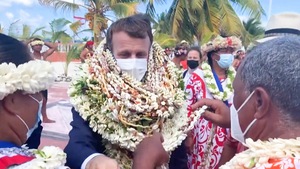 Video: Tràn ngập vòng hoa và vỏ sò trên cổ Tổng thống Pháp khi ông thăm một hòn đảo