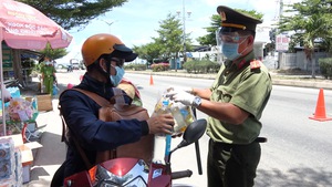 Video: Táo, khoai lang luộc tiếp thêm 'năng lượng' cho người dân trên đường về quê