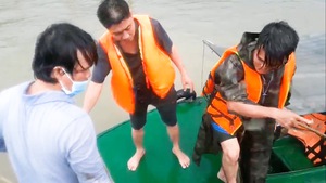 Video: Sà lan chở hàng trăm tấn đá lật úp giữa sông Đồng Nai