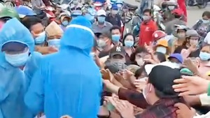 Video: Hàng trăm người tranh nhau vì giấy xét nghiệm COVID-19 tại chợ Bình Điền