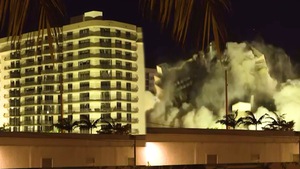 Video: Đánh sập phần còn lại của tòa nhà ở Surfside, Florida để tìm người mất tích