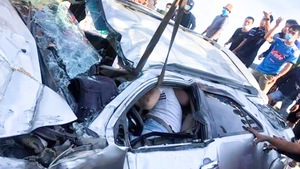 Video: Nghẹt thở giải cứu tài xế ôtô bị kẹt trong xe sau tai nạn trên cao tốc